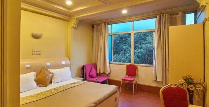 Hotel Tushar Pune Bagian luar foto