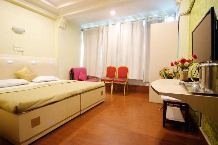 Hotel Tushar Pune Bagian luar foto