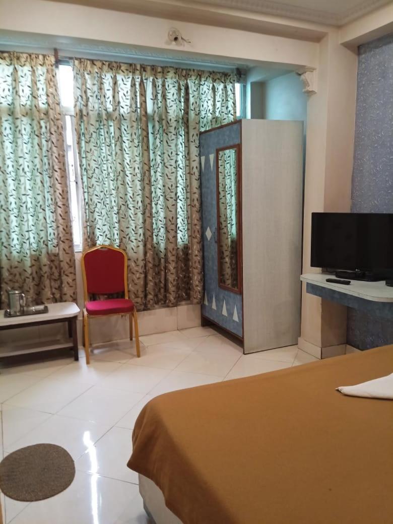 Hotel Tushar Pune Bagian luar foto