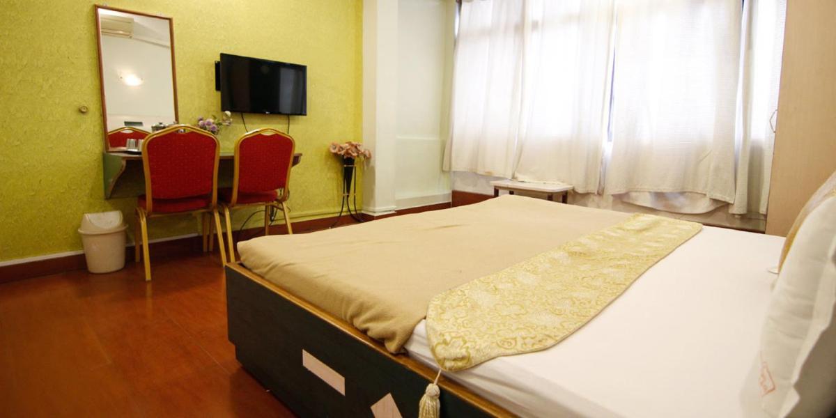 Hotel Tushar Pune Bagian luar foto