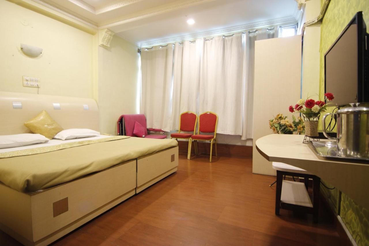 Hotel Tushar Pune Bagian luar foto