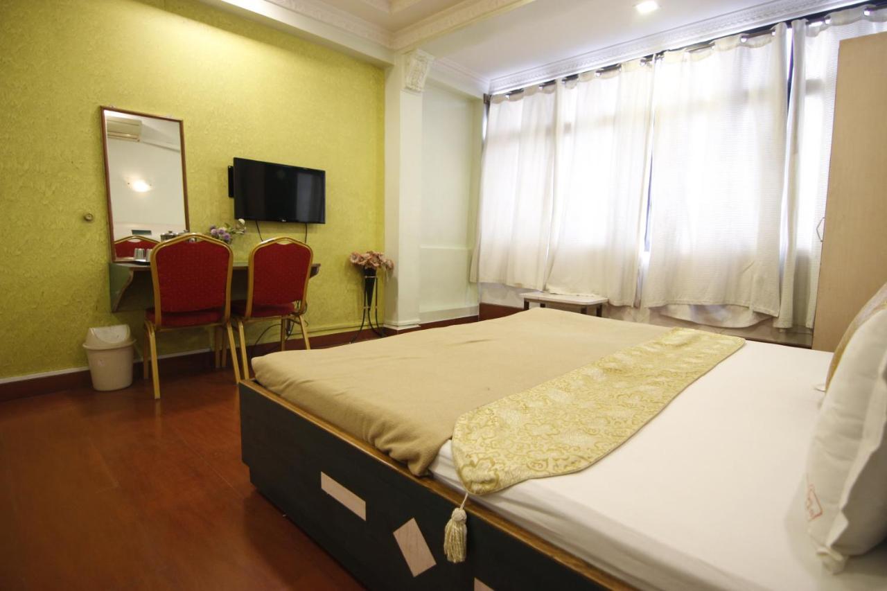 Hotel Tushar Pune Bagian luar foto
